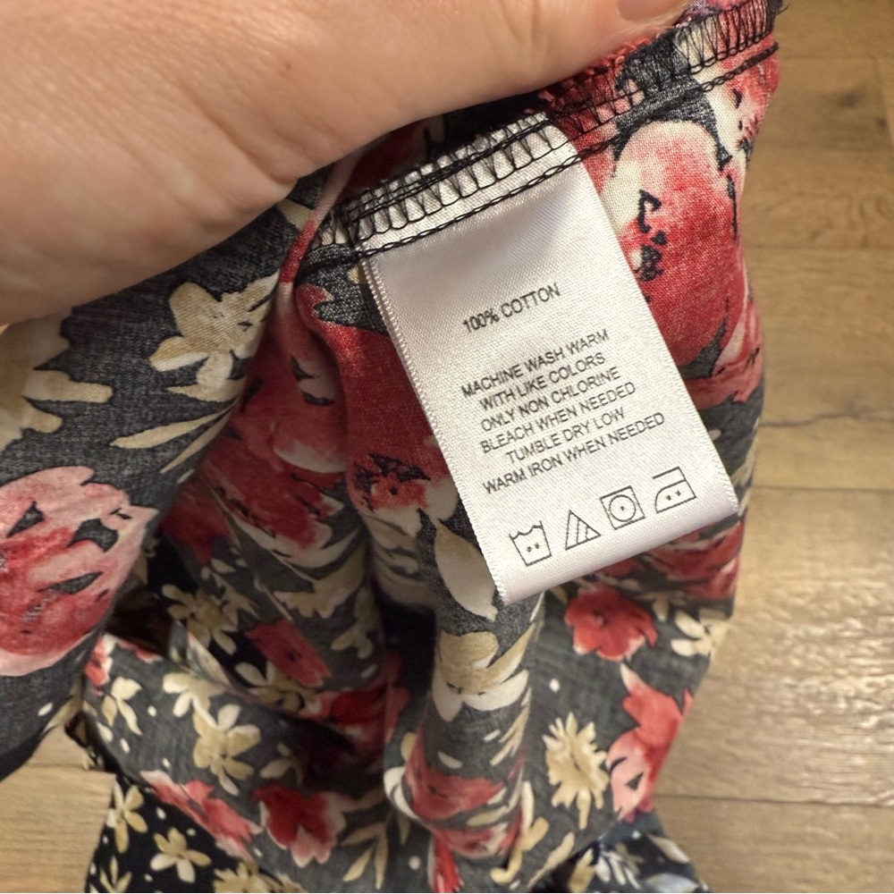 FOXCROFT high‎ end button down floral - Picture 5 of 7